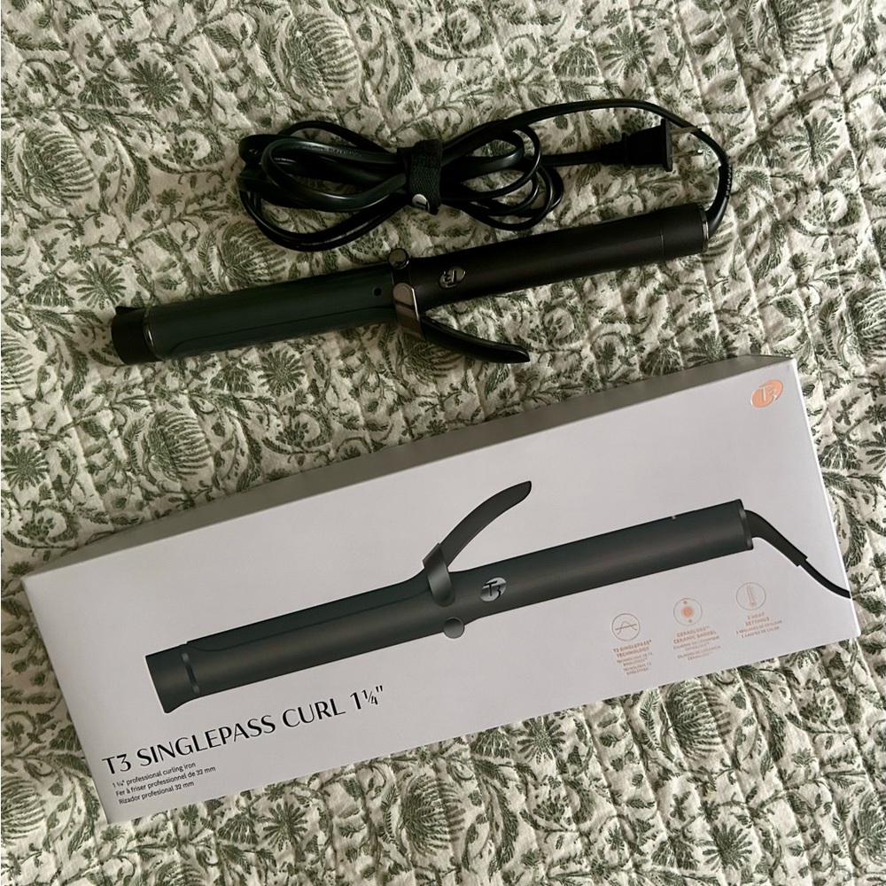 T3 Singlepass 1.25” Curling Iron Like New
